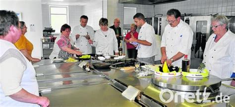 Von Vorspeise bis Dessert Kochkurs für Tafel Bezieher in der Küche der