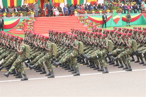 Grosse parade militaire pour célébrer le 63e anniversaire de l