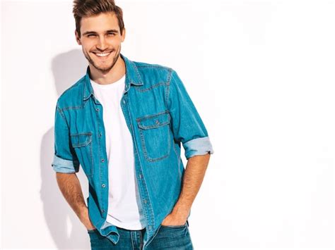 Portrait De Beau Modèle élégant Jeune Homme Souriant Vêtu De Vêtements Jeans Homme De Mode