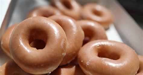 Get A Dozen Krispy Kreme Donuts For A Dollar Cbs Miami