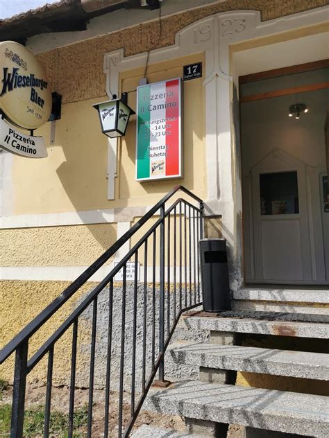 Knusprige Pizza Aus Dem Holzofen Pizzeria Il Camino In Gro Siegharts