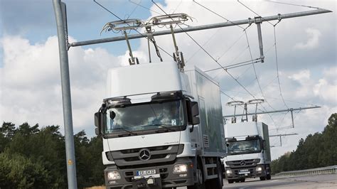 Schwerlastenverkehr Mit Geweih Auf Der A Fahren Jetzt Oberleitungs