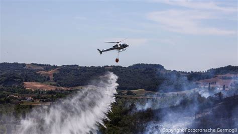 Vasto Incendio Di Vegetazione A Vinci Interviene Anche L Elicottero