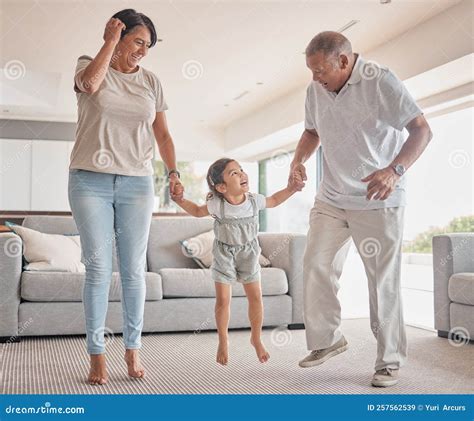 Abuelos Mexicanos Con Salto Infantil En La Sala De Estar Hogar Para El