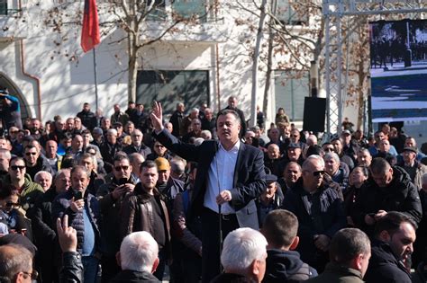 Tensione N Parlament Opozita Bllokon Foltoren Deputet T U Bien