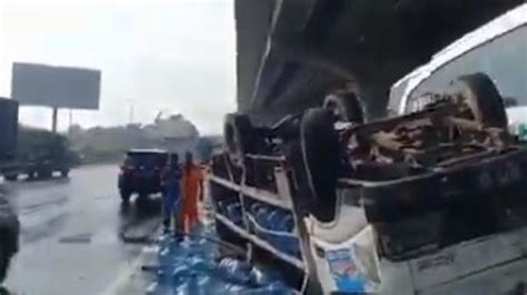 Truk Bermuatan Galon Air Mineral Kecelakaan Di Jalan Tol Jakarta Cikampek