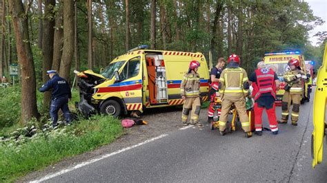 Karetka uderzyła w drzewo Trzy osoby poszkodowane Remiza pl Polski