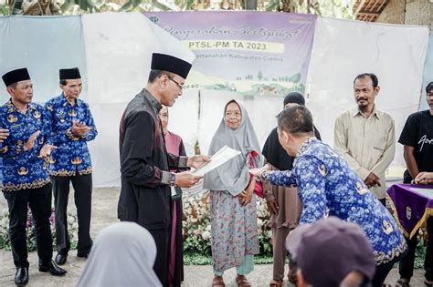 Melalui Program PTSL Bupati Ciamis Serahkan 492 Sertifikat Tanah