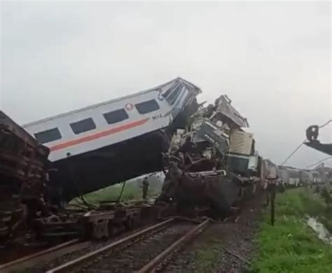 Kecelakaan Kereta Di Cicalengka Bandung Bagian Depan KA 66 Turangga