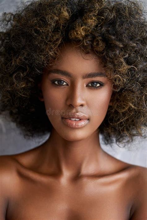 Donna Di Colore Con I Capelli Ricci Che Guarda La Telecamera Fotografia