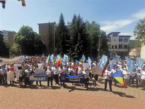 Știre actualizată VIDEO Protest al profesorilor nemțeni în fața