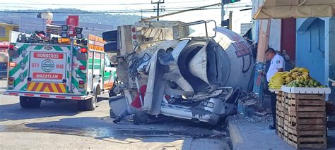 Revolvedora Cae Sobre Un Tsuru Y Destroza Fachada De Una Casa En La