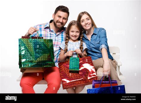 Feliz familia de compras fotografías e imágenes de alta resolución Alamy