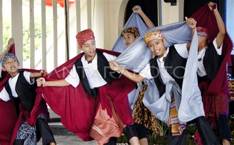 sendra tari permainan tradisional antara foto