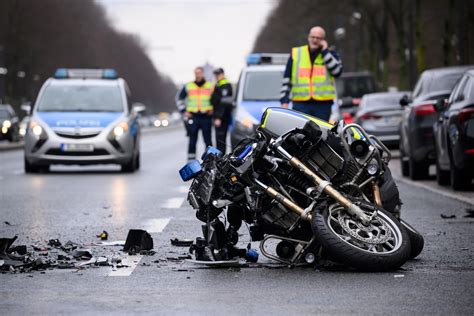 Berliner Polizist mit Motorrad verunglückt und schwer verletzt