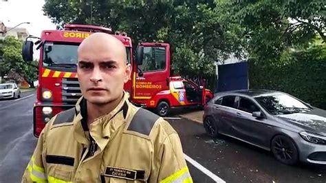 Motorista de Mercedes fica desacordado após acidente e Bombeiros