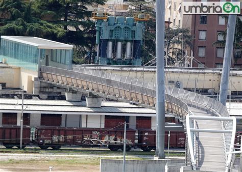 Terni 20enne In Bilico Sulla Passerella Della Stazione Salvata UmbriaON