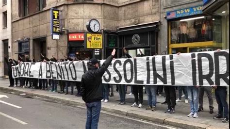 Honor A Mussolini La Pancarta De Los Ultras De La Lazio Antes De La