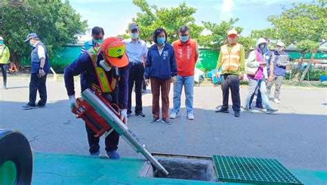 陳副秘書長盈秀率市府防疫團隊至興達港漁夫市集實地視察北高雄登革熱防治