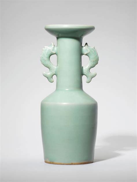 A LONGQUAN CELADON KINUTA MALLET VASE SOUTHERN SONG DYNASTY 1127