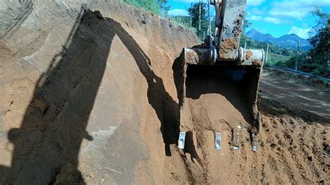 Escavadeira Hidr Ulica Cat D Operador Galego Capixaba Fazendo Rampa