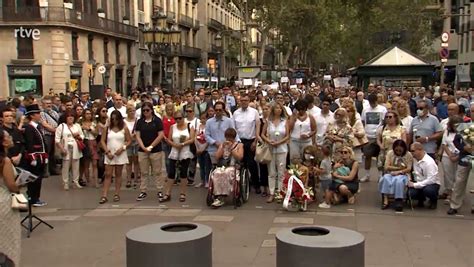 Barcelona Conmemora A Las Víctimas De Los Atentados Del 17 A El Triangle