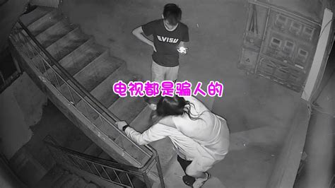 男子扛喝醉的妻子爬楼梯，累得爬不动，网友：电视是骗人的 Youtube