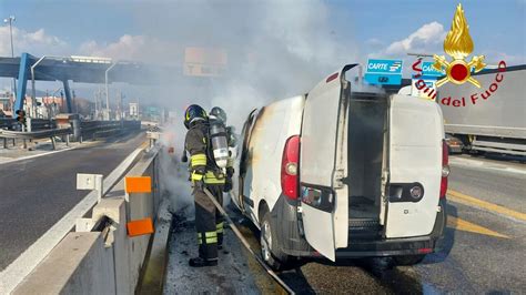 Incendio In Autostrada Veicolo In Fiamme Al Casello Di Grandate