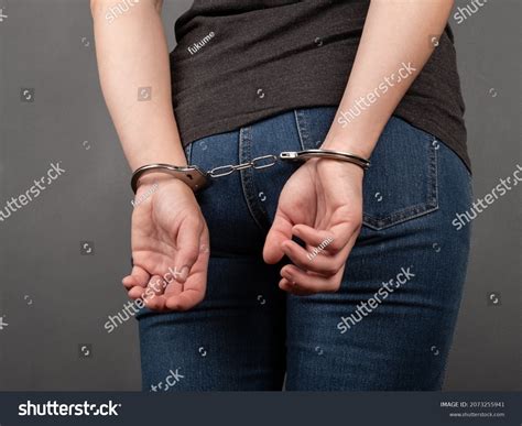 5222件の「handcuffed Woman」の画像、写真素材、3dオブジェクト、ベクター画像 Shutterstock