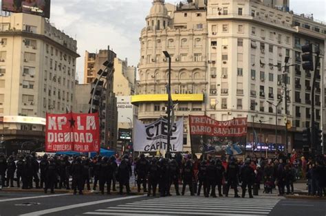 Incidentes En El Obelisco Por La Instalación De Una Carpa Para Los Sin Techo