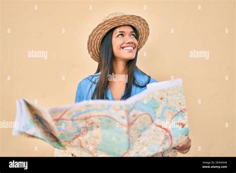 Joven Turista Latina De Vacaciones Sonriendo Feliz Sosteniendo El Mapa