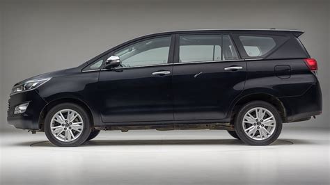 Toyota Innova Crysta Photo, Left Side View Image - CarWale