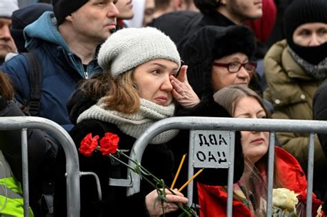 Migliaia Di Persone Partecipano Al Funerale Di Aleksej Navalnyj A Mosca