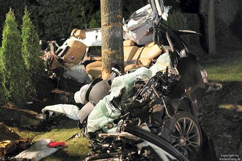 Horror Unfall Auf Der B J Hriger Autofahrer Prallt Gegen Baum