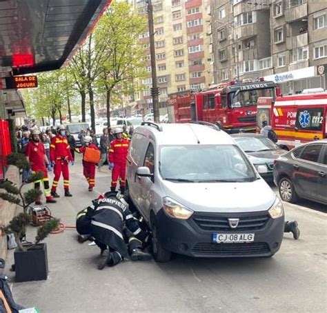 Accident pe strada Fabricii Pensionară călcată pe trotuar de o