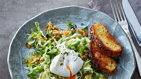 Spitzkohl Nudel Salat Mit Pochiertem Ei Rezept ESSEN UND TRINKEN