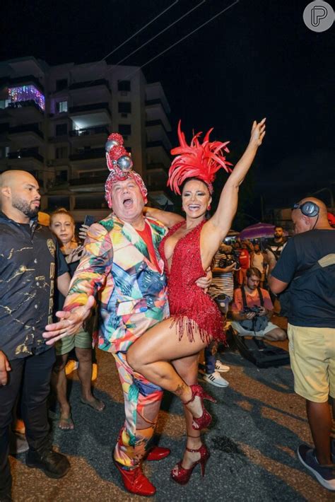 Foto Viviane Araújo se divertiu Milton Cunha em 1º ensaio de rua