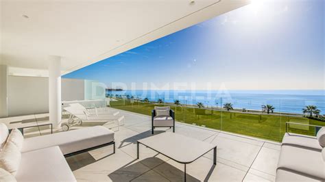 Apartamento De Lujo Frente A La Playa Con Vistas Al Mar En Venta En