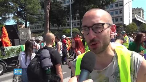 Giornata Della Terra Attivisti Per Il Clima In Piazza A Roma Corriere TV