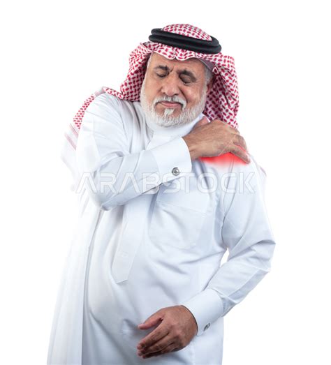 بورتريه لرجل عربي سعودي خليجي مسن يشكو من آلام الظهر والعمود الفقري