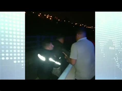 Policías evitan que hombre salte de puente en Quito YouTube