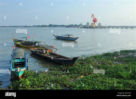 Aktifitas Masyarakat di Sungai Musi Palembang Stock Photo - Alamy