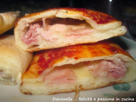 CALZONI AL FORNO CON PROSCIUTTO COTTO E MOZZARELLA E STRACCHINO