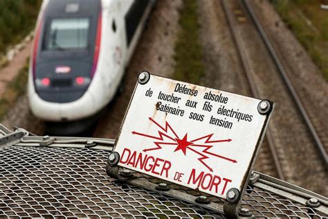 Ain Un Tgv Percute Une Voiture Un Passage Niveau Sport Lille