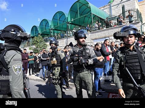 Jerusalén Oriental Israel 17 De Noviembre De 2023 La Policía Fronteriza Israelí Guarda A Los