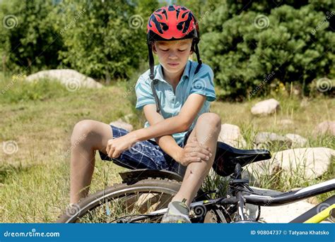 L Adolescent Est Tomb De La Bicyclette Et A T Traumatis Image Stock