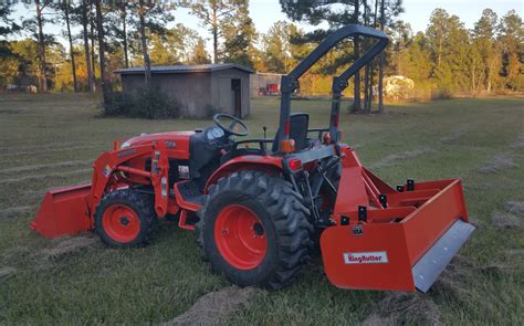 Box Blade Rental 33hp Kubota B3300SU Tractor with Loader and Box Blade