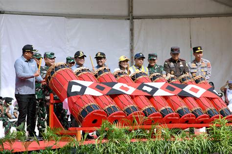 Pj Gubernur Sumut Bersama Kasad Ikut Gotong Royong Bersihkan Sungai