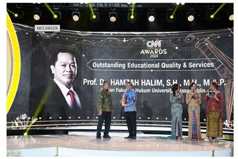 Dekan FH Unhas Raih Penghargaan Outstanding Educational Quality