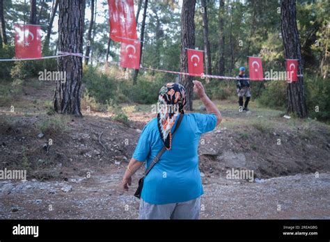 Un Aldeano Se Rebela Contra El Gendarme Los Aldeanos De Kizk Y Un